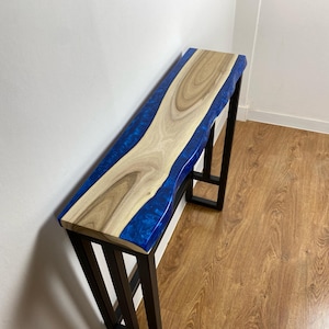 Consola de nogal con borde natural y resina epoxi, mesa de entrada de madera maciza, consola de pasillo estrecha, mesa de sofá hecha a mano con patas de metal.