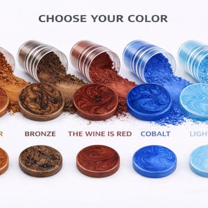 K&ouml;nnte beinhalten: Bild von f&uuml;nf Farben von Wachssiegelstempeln und Pulvern: Kupfer, Bronze, Rot, Kobalt und Hellblau. Der Text "CHOOSE YOUR COLOR" steht oben. Jede Farbe hat ein passendes Pulver.