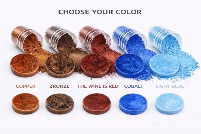 K&ouml;nnte beinhalten: Bild von f&uuml;nf Farben von Wachssiegelstempeln und Pulvern: Kupfer, Bronze, Rot, Kobalt und Hellblau. Der Text "CHOOSE YOUR COLOR" steht oben. Jede Farbe hat ein passendes Pulver.