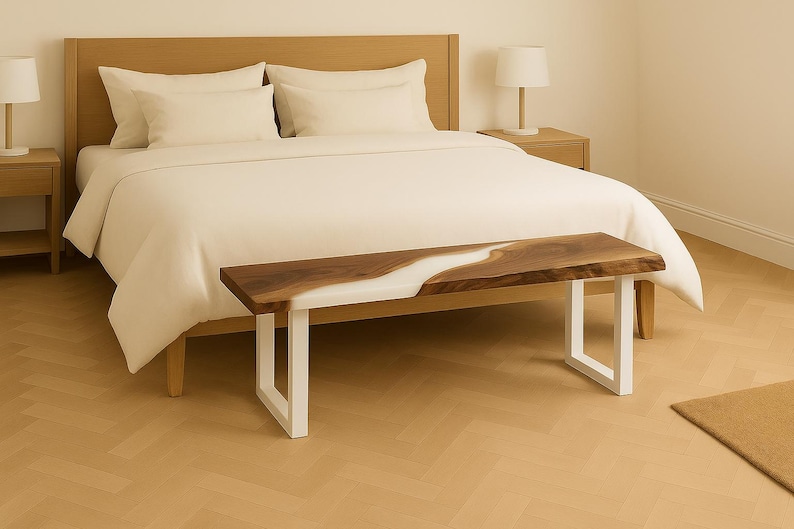K&ouml;nnte beinhalten: Schlafzimmer mit Holzbett und cremefarbener Bettw&auml;sche. Am Fu&szlig;ende des Bettes befindet sich eine Bank mit einer Walnussplatte und wei&szlig;en Beinen. Die Bank hat ein wei&szlig;es Harz-Fluss-Design. Die Bank ist ca. 150 cm lang.