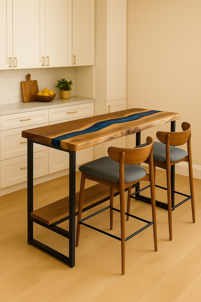 Op de afbeelding: Een rechthoekige houten tafel met een centrale blauwe harsinleg, ondersteund door een zwart metalen frame en een onderste plank, vergezeld door twee houten barkrukken met grijze gestoffeerde zittingen en gebogen rugleuningen.