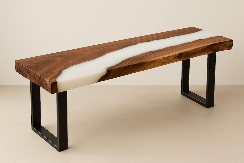K&ouml;nnte beinhalten: Holzbank mit einem Live-Edge-Design. Die Bank hat eine dunkelbraune Holzplatte mit einem wei&szlig;en Harzfluss in der Mitte. Die Beine sind schwarz und schaffen einen modernen, industriellen Look. Die Bank ist etwa 152 cm lang.