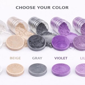 Op de afbeelding: Vijf doorzichtige plastic potjes met los pigmentpoeder in wit, beige, grijs, violet en lila, elk met een bijpassende ronde hars onderzetter met een gemarmerd patroon. De tekst CHOOSE YOUR COLOR staat bovenaan de afbeelding.