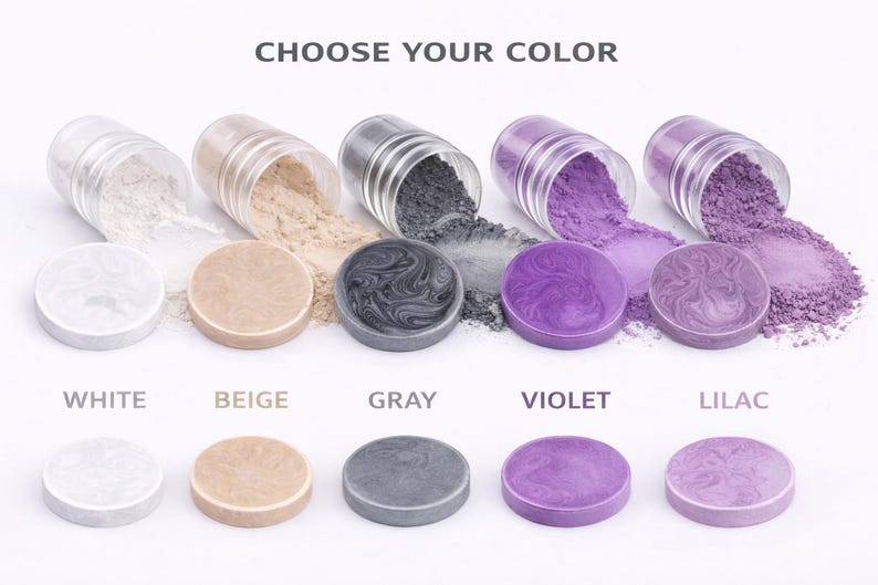 Op de afbeelding: Vijf doorzichtige plastic potjes met los pigmentpoeder in wit, beige, grijs, violet en lila, elk met een bijpassende ronde hars onderzetter met een gemarmerd patroon. De tekst CHOOSE YOUR COLOR staat bovenaan de afbeelding.
