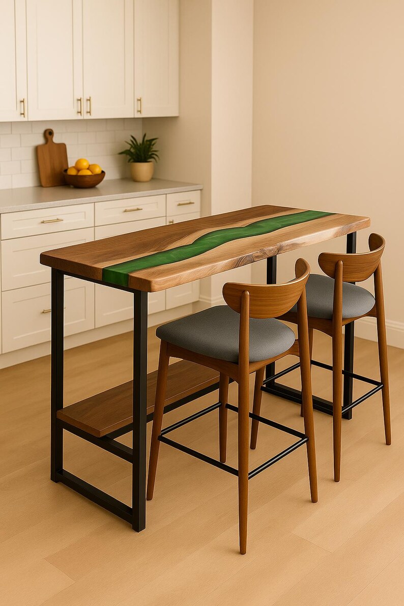 Op de afbeelding: Een rechthoekige bartafel met een blad van natuurlijk hout met een centrale groene harsinleg, ondersteund door een zwart metalen frame met een onderste plank, vergezeld door twee houten barkrukken met grijze gestoffeerde zittingen en zwarte voetensteunen.