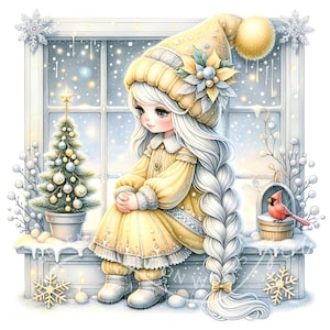 Puede incluir: Una niña joven con el pelo largo y blanco, que lleva un sombrero y un vestido amarillos, está sentada en un alféizar de ventana. Está mirando por la ventana a un pequeño árbol de Navidad decorado con adornos plateados y dorados. La ventana está cubierta de nieve y hay un pájaro cardenal posado en una pequeña casita de pájaros de madera.
