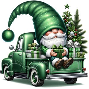 Op de afbeelding: Een groene gnome met een witte baard zit op de laadbak van een groene pick-up truck. De truck is gevuld met ingepakte cadeaus en een kleine groene kerstboom.