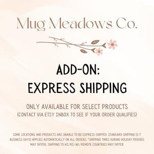 Op de afbeelding: Een roze en witte afbeelding met de tekst "Mug Meadows Co." en "ADD-ON: EXPRESS SHIPPING" in zwart. De tekst hieronder luidt "ONLY AVAILABLE FOR SELECT PRODUCTS (CONTACT VIA ETSY INBOX TO SEE IF YOUR ORDER QUALIFIES)".