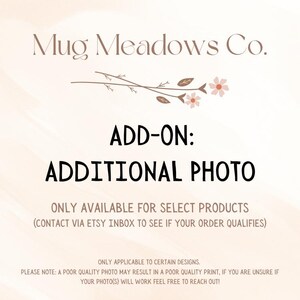 Op de afbeelding: Crèmekleurige afbeelding met de tekst "Mug Meadows Co." en "ADD-ON: ADDITIONAL PHOTO." Extra tekst bevat details over productbeschikbaarheid en fotokwaliteit. Bloemen- en bladontwerpen accentueren de bovenkant.
