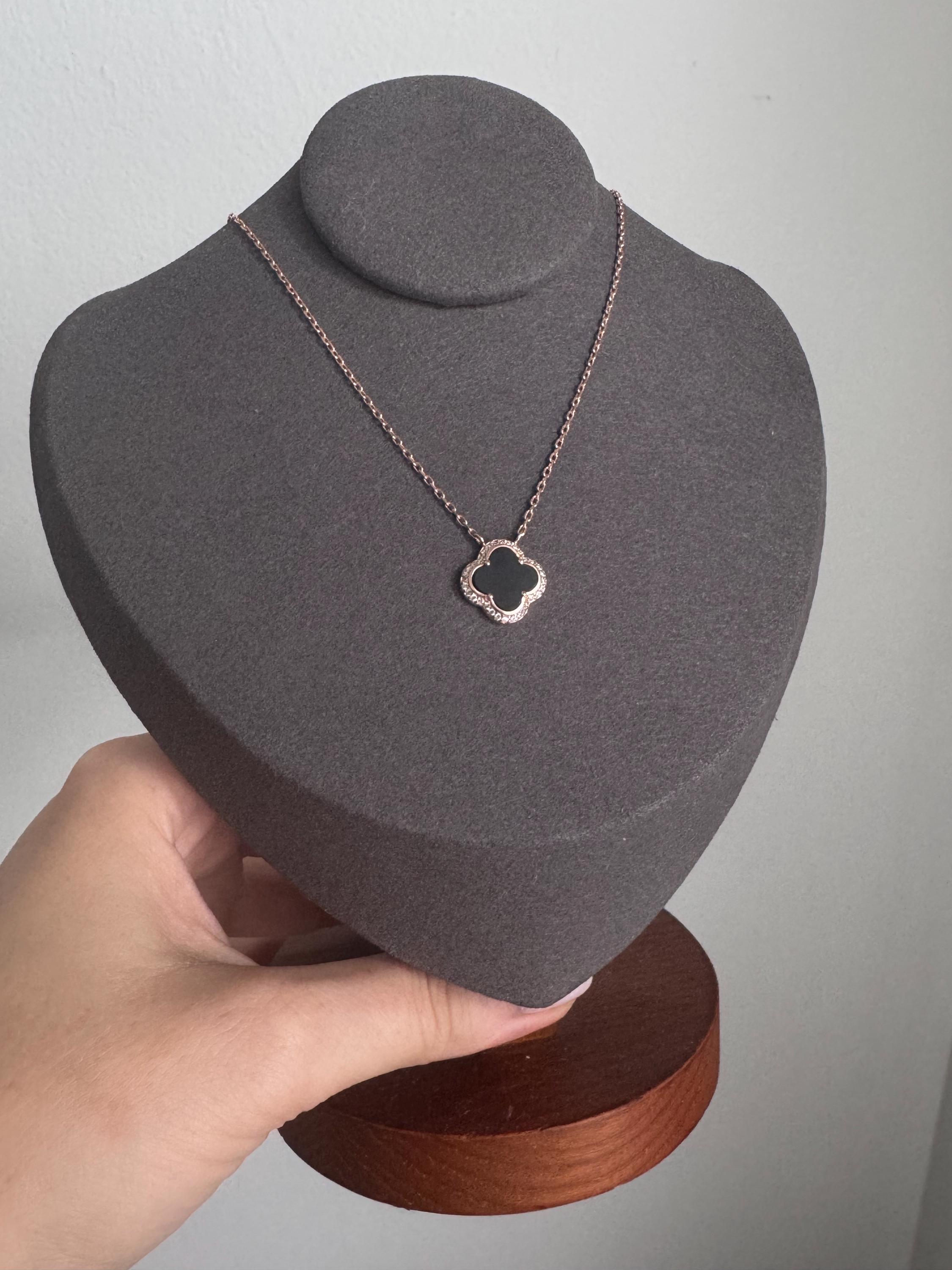 ゴールドメッキのブラックオニキスクローバーネックレス、CZ付き