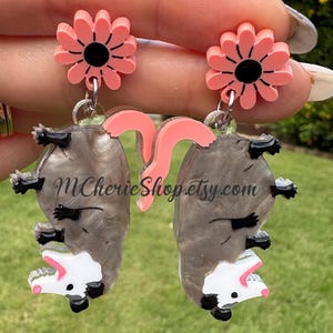 オポッサムのイヤリング：手描きアクリルのステートメントジュエリー