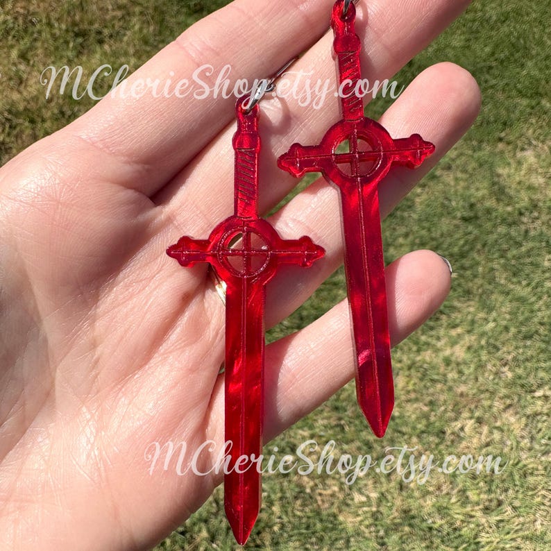 Pendientes colgantes de espada de sangre de demonio de acrílico rojo / Ligeros e hipoalergénicos imagen 2