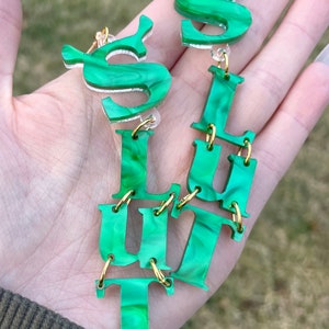 Pendientes llamativos de acrílico verde jaspeado de la marca SLUT