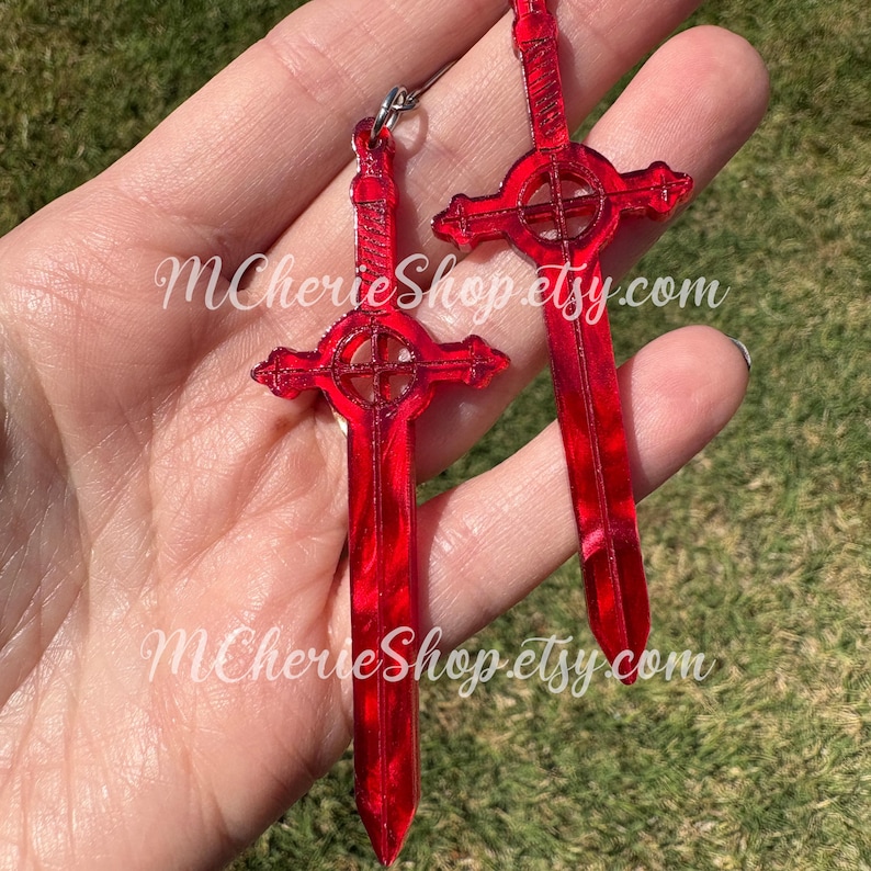 Pendientes colgantes de espada de sangre de demonio de acrílico rojo / Ligeros e hipoalergénicos imagen 1