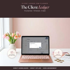 Può includere: Un portatile color oro rosa che mostra un'interfaccia di pianificazione CRM con una finestra pop-up. Il testo recita: Client Ledger CRM Planner, 15 schermate, 10 temi, 6 lingue, 15 schermate un file, più 1 versione bonus gratuita, download diretto, funziona offline, nessun abbonamento.