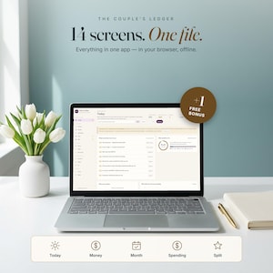 Puede incluir: Un portátil muestra el software The Couple's Ledger con 14 pantallas en un archivo. La pantalla muestra datos financieros. Un gráfico circular marrón indica +1 FREE BONUS. Un jarrón blanco con tulipanes blancos está junto al portátil.