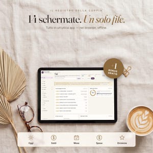 Könnte beinhalten: Ein Tablet mit einer digitalen Finanz-Tracking-Oberfläche und dem Text "IL REGISTRO DELLA COPPIA", "14 schermate. Un solo file." sowie "Tutto in un'unica app — nel browser, offline." Ein braunes Kreis-Abzeichen zeigt "+1 BONUS GRATIS".