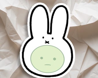 Chico verde tonto con capucha de conejo