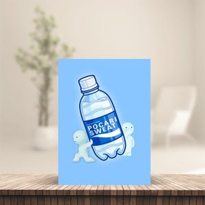Może przedstawiać: Ilustracja butelki Pocari Sweat z niebiesko-białą etykietą, trzymana przez dwie małe, jasnoniebieskie postacie z kreskówek. Butelka jest przezroczysta z białą zakrętką i niebieskim tłem.