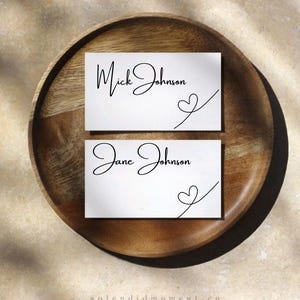 100 tarjetas de lugar para bodas hechas a mano con varios diseños disponibles en una variedad de colores, ideales para bodas y otras celebraciones.