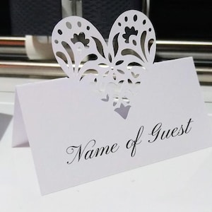 20 tarjetas de lugar para bodas hechas a mano con varios diseños disponibles en una variedad de colores, ideales para bodas y otras celebraciones.