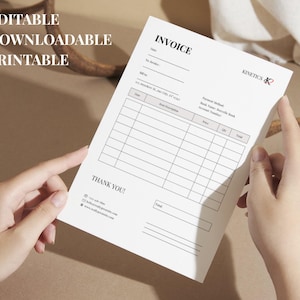 Może przedstawiać: Biała faktura z napisem „INVOICE” u góry, trzymana w dwóch dłoniach. Faktura zawiera kilka wierszy na informacje, a słowa „EDITABLE”, „DOWNLOADABLE” i „PRINTABLE” są wymienione po lewej stronie. Faktura zawiera również słowa „THANK YOU!” na dole.