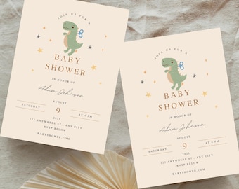 Op de afbeelding: Twee babyborrel uitnodigingen met een lichtbeige achtergrond. Elke kaart heeft een groene dinosaurus met een opwindsleutel, de tekst "Baby Shower" en evenementdetails. De uitnodigingen zijn versierd met sterren.