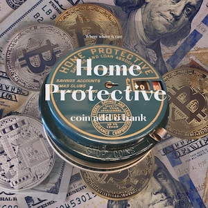 Puede incluir: Una alcancía verde con las palabras "Home Protective Savings and Loan Association" y "coin bank" en ella. La alcancía está rodeada de billetes de dólar estadounidense y monedas de Bitcoin doradas.