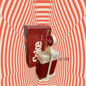 1993 Coca-Cola Salz & Pfeffer Set Streuer in Zapfsäulen Halterung Diner Kollektion.