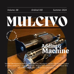 Puede incluir: Una calculadora mecánica negra con el texto "Muldivo" y "Patent" en ella. La calculadora está sobre una superficie de madera. El texto "Adding & Machine" está escrito en letras blancas sobre fondo negro.