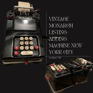 Könnte beinhalten: Vintage schwarze Monarch Listing-Adding-Maschine mit einem roten Knopf und einer Papierrolle. Die Maschine hat einen Bildschirm und eine Tastatur mit den Zahlen 1-9 und 0. Der Text "MONARCH" ist auf der Maschine sichtbar. Der Text "VINTAGE MONARCH LISTING-ADDING MACHINE NEW YORK CITY Ordinal VIII" ist im Bild sichtbar.