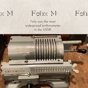 Puede incluir: Una calculadora mecánica vintage de metal gris con el texto "Феликс М" en la parte delantera. La calculadora tiene una serie de diales numerados y una manivela en el lado derecho. El texto "Felix was the most widespread arithmometer in the USSR." está escrito encima de la calculadora.