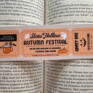 Gilmore Girls Herbstfest Lesezeichen | Gemütliches Herbst Buch Accessoire |Vintage Ticket Style|Halloween-Lesezeichen für Leseratten | Bücherwurm Geschenk