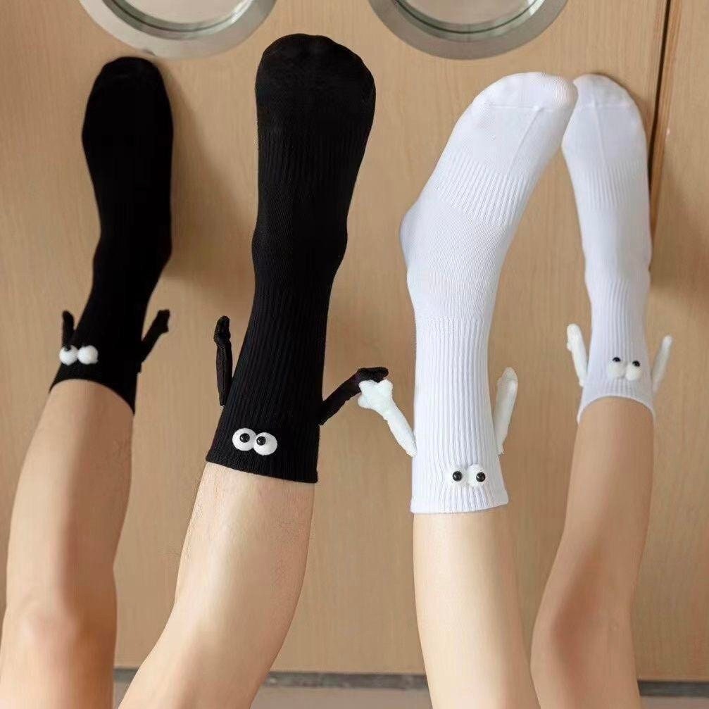 Acheter 1 paire de chaussettes de couple à aspiration magnétique, poupée  3D, chaussettes de couple tenant la main, chaussettes amusantes, chaussettes  mignonnes, cadeaux amusants pour femmes et hommes