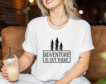 Adventure Is Out There T-Shirt, Wandern Shirt, Wanderer Geschenk, Bergsteiger Shirt, Reise Shirt, Wanderer Shirt, Fernweh, Natur-Liebhaber-Geschenk