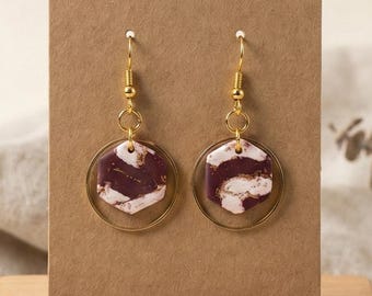 Pendientes colgantes hexagonales • Arcilla polimérica de mármol burdeos, tono dorado