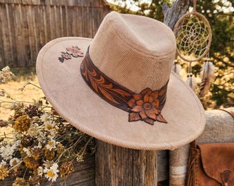 Sombrero para el sol con banda de cuero grabada / Accesorio floral estilo bohemio occidental