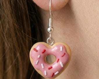Pendientes de donut con forma de corazón rosa • Joyería kawaii hecha a mano de arcilla polimérica