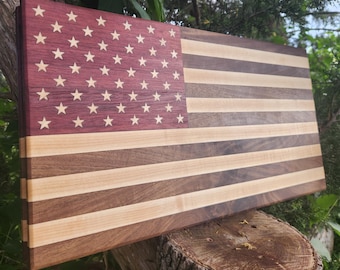 Tabla de cortar con bandera estadounidense hecha a mano: incrustaciones de estrella de arce, nogal y corazón morado