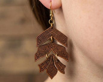 Pendientes colgantes de cuero Art Déco • Brida inglesa, Chevron cortado a láser