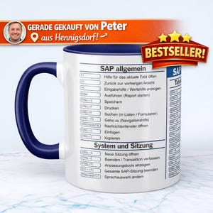 Könnte beinhalten: Weißer Keramikbecher mit blauem Henkel und Rand, mit einer Liste von SAP-Befehlen auf Deutsch. Der Becher trägt den Text "BESTSELLER!" und "GERADE GEKAUFT VON Peter aus Hennigsdorf!"