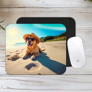 Alfombrilla de ratón de alta calidad – Divertido perro con gafas de sol y sombrero en la playa – Perfecta para amantes de la playa y fanáticos de los perros