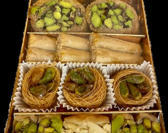 Délicieux mini mélange de baklava de qualité supérieure, avec pistaches, assortiment de baklava aux noix, du jour et fraîchement préparé, sucré, dessert, simulacre et baklava turc