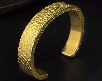 Bracciale a polsino martellato in oro massiccio 24k. Bracciale a polsino largo 12 mm fatto a mano in oro puro. Bracciale rustico in oro riciclato. Bracciale rigido in oro pregiato 9999