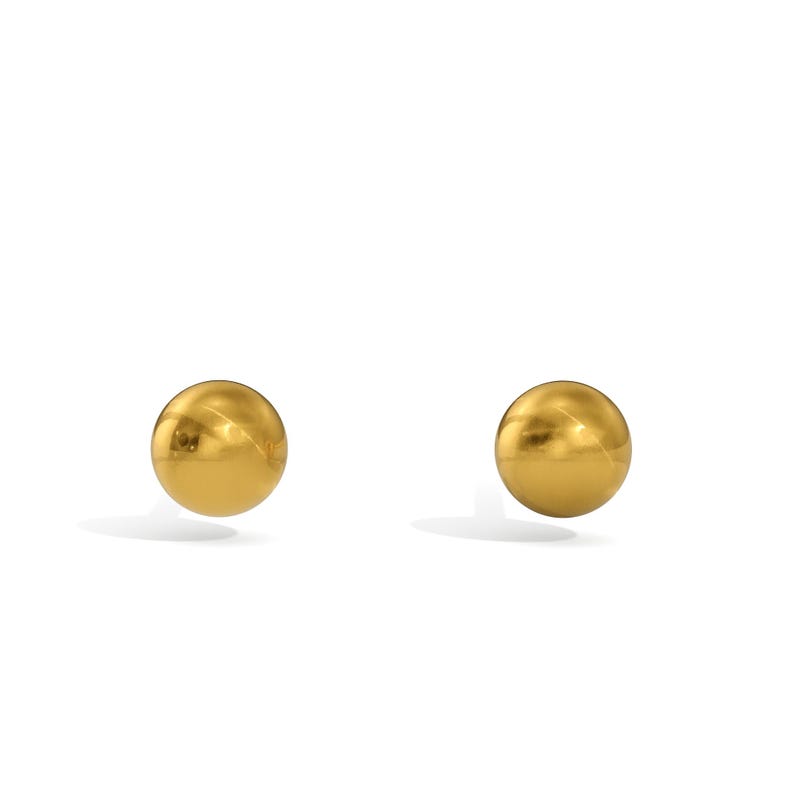 Pu&ograve; includere: Due orecchini a lobo sferici color oro. Gli orecchini sono lisci e lucenti, riflettendo la luce. Gli orecchini sono su uno sfondo bianco. Un classico accessorio di gioielleria.