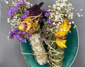 Blumen-Wischstift mit Salbei, Eukalyptus, roter und gelber Rose, Babybrei und Basilikum