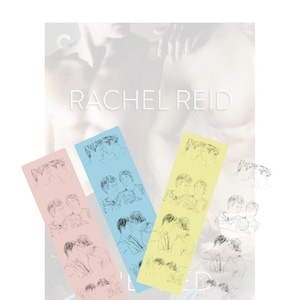 Könnte beinhalten: Lesezeichen mit Illustrationen von zwei sich küssenden Personen in Rosa, Blau und Gelb. Der Text "RACHEL REID" ist im Hintergrund sichtbar. Die Lesezeichen haben einen skizzenhaften Stil.