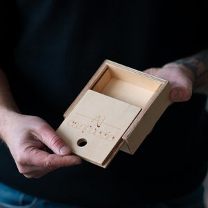 Scatola in legno con coperchio scorrevole, realizzata a mano - Soluzione personalizzabile e multiuso per riporre gioielli e oggetti personali, Design pratico
