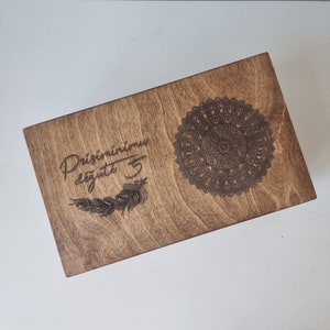 Caja de recuerdos de madera personalizable con grabado: elegante caja de recuerdos hecha a mano y personalizada para tesoros familiares y recuerdos especiales