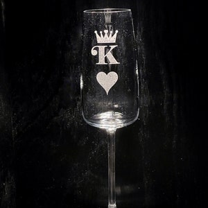 Afbeeldingen voor champagneglazen voor Valentijnsdag. Klassiek speelkaartenontwerp. Patroonvulling die licht doorlaat voor een sprankelend effect.